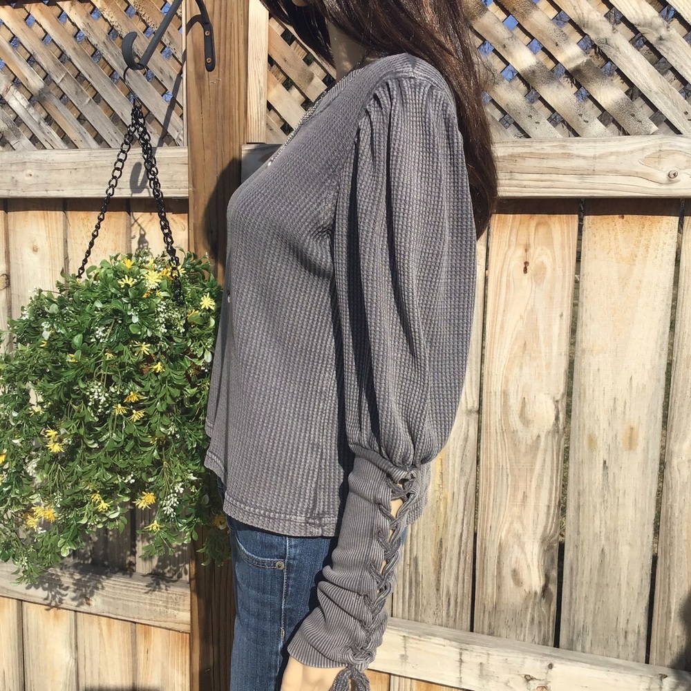 FREE PEOPLE TIE SLEEVE BLUE/GRAY WAFFLE TOP NWOT runs slightly large - Picture 6 of 9